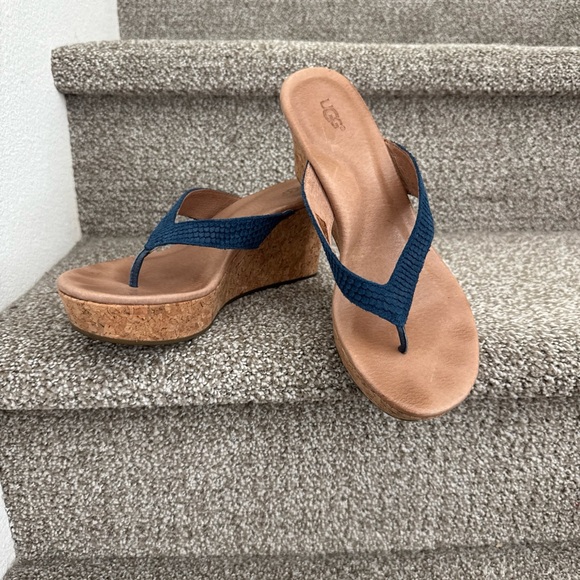 UGG Women's Navy and Tan Sandals - Picture 7 of 10